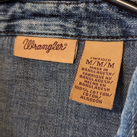 Women's Wrangler Embroidered Southwestern Denim Pearl Snap Shirt M - Picture 4 of 6